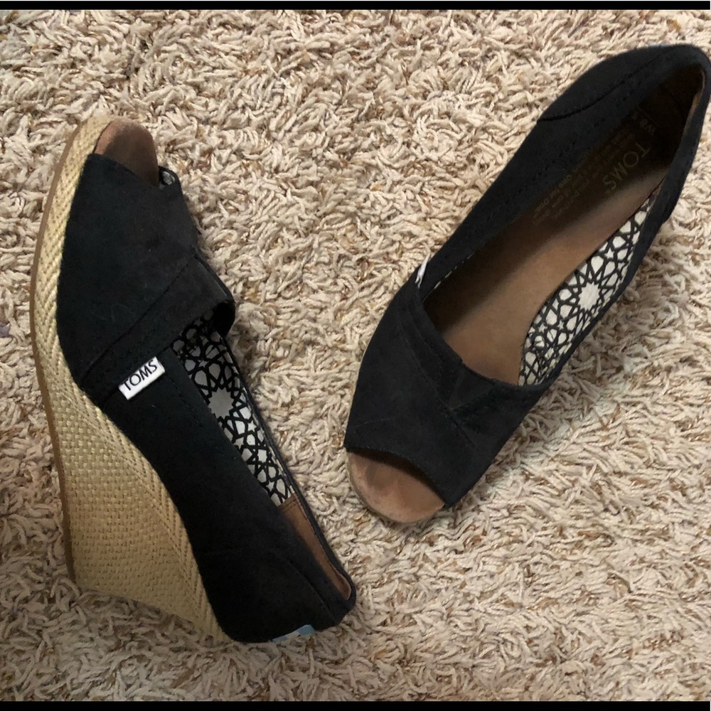 Toms black wedges